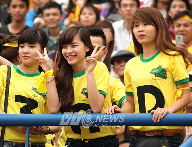 Tạo dáng trước ống kính khi họ thực sự thu hút sự chú ý trên khán đài.