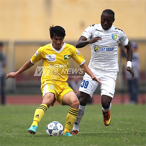 Công Vinh là điểm đến của hàng vạn ánh mắt. Anh là niềm hy vọng số 1 trên hàng công của SLNA.