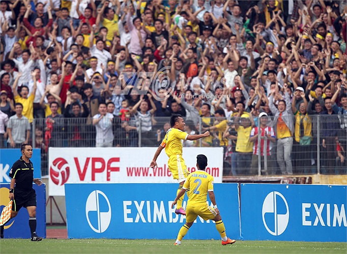 Thế nhưng, người mở tỷ số khiến cầu trường nổ tung là Trọng Hoàng.