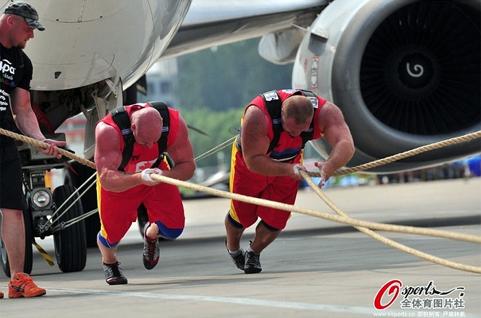 Tháng 7 năm 2007 ở sân bay Minsk, Belarus, Kirill Ximu Ke cùng với Pavel Soroka đã kéo được chiếc máy bay Ilyushin 76 nặng 150 tấn dịch chuyển được 3m.