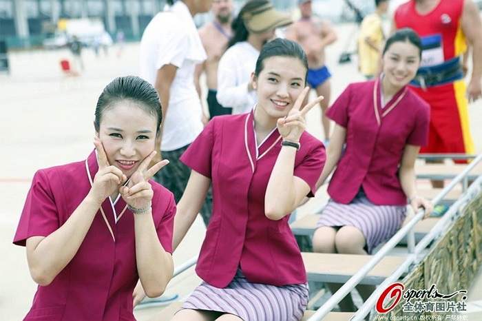 Dàn nữ tiếp viên của nước chủ nhà.