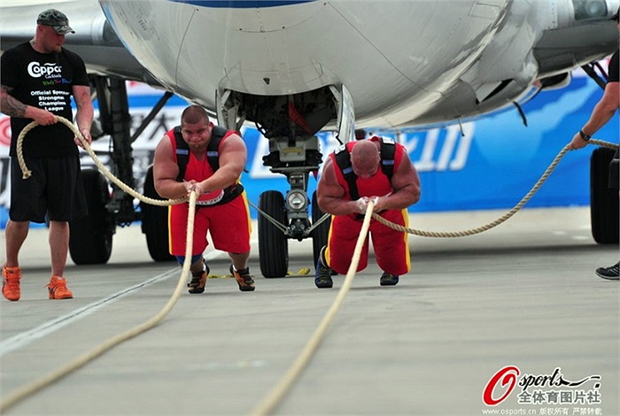 Trong các phần thi của các Hercules năm nay, phần thi kéo máy bay được xem là 'khoai' nhất.