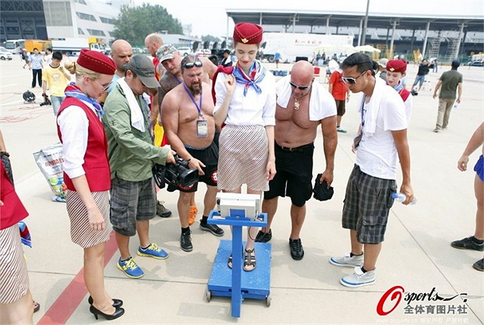 Trước khi tham gia, tất cả đều phải cân để ban tổ chức tính tổng trọng lượng nâng của các Hercules. 