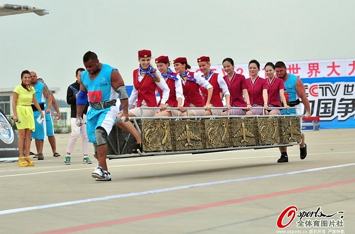 Phần thi bắt đầu. Các Hercules sẽ phải khiêng các nữ tiếp viên di chuyển trên một quãng đường sao cho cán đích nhanh nhất.