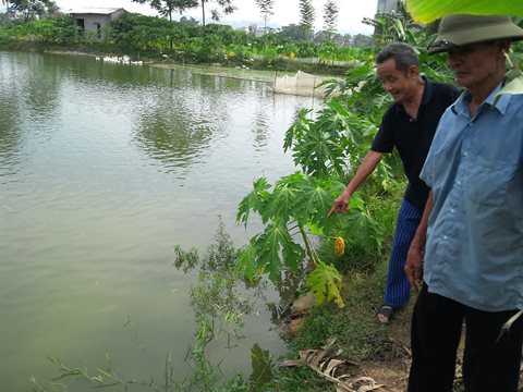 Nữ sinh vứt con xuống ao khiến hàng xóm ngỡ ngàng