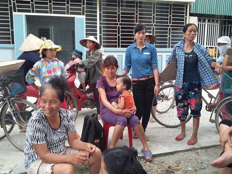 Nữ sinh vứt con xuống ao khiến hàng xóm ngỡ ngàng