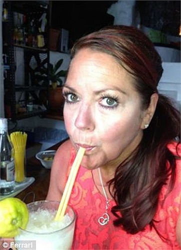 Bác sĩ Shahmalak chia sẻ, hiện tại nước Anh, con số phụ nữ đang tự huỷ hoại lông mi của họ tăng lên đáng kể, điều này một phần là do xu hướng cấy lông mi giả.