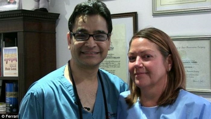 Hình ảnh chị Medcalf chụp chung với bác sĩ Shahmalak trước khi phẫu thuật.