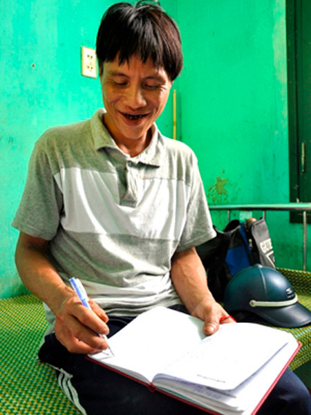 Tái hiện ký ức cuộc sống ở rừng sâu, Hồ Văn Lang vẽ nguệch ngoạc hình các loài chim, thú mình đã từng gặp trong 40 năm sống hoang dã