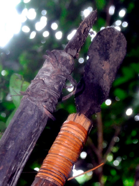 Giáo, mác được làm từ mảnh bom nhặt trên rẫy, vũ khí dùng đi săn heo rừng của hai cha con "người rừng".