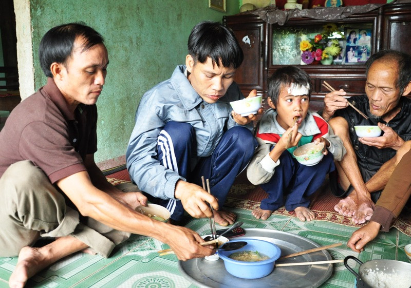 Bữa cơm đạm bạc bên người thân. 