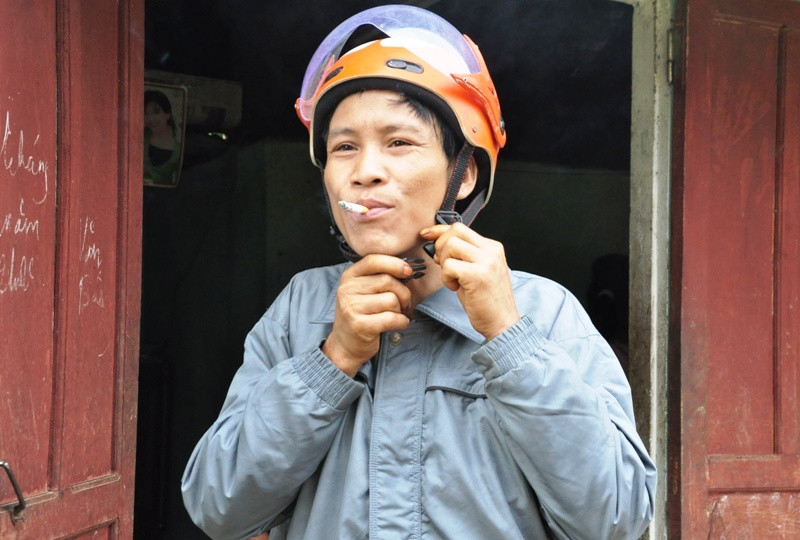 Cài quai mũ bảo hiểm rất nhanh, thuần thục.