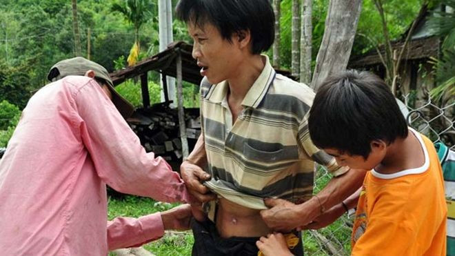 Ông Hồ Văn Lang chưa biết mặc áo quần.