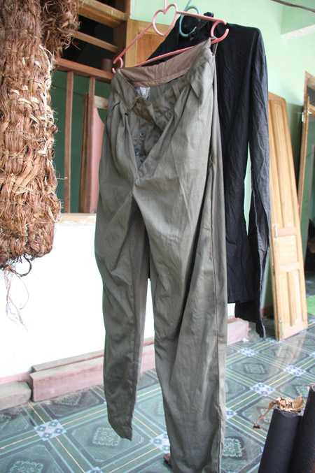  Chiếc quần bộ đội mà ông Thanh đã mang theo và gìn giữ suốt hơn 40 năm qua.