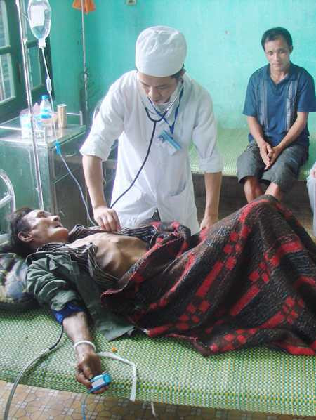  Ông Thanh đang được các bác sĩ Bệnh viện Tây Trà chăm sóc sức khỏe