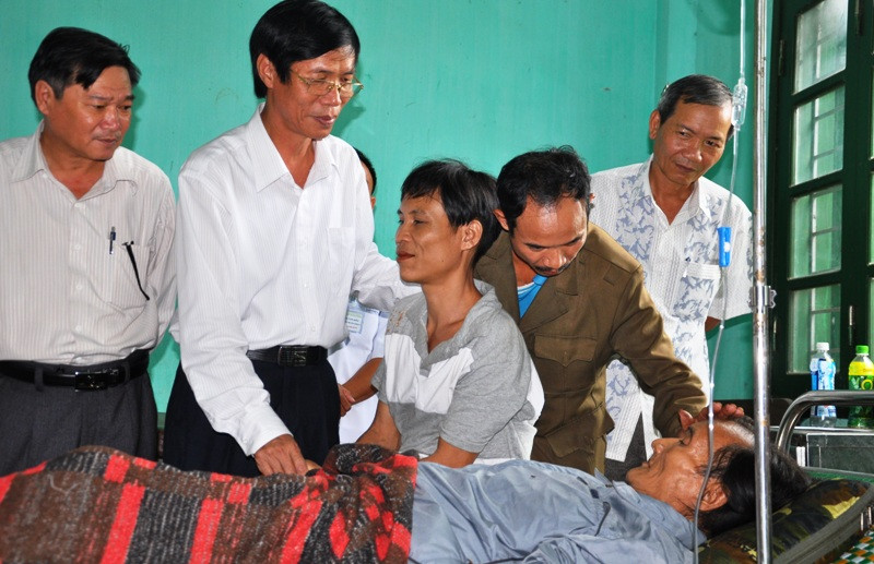 Lãnh đạo UBMTTQVN tỉnh thăm và tặng quà cho cha con "người rừng".