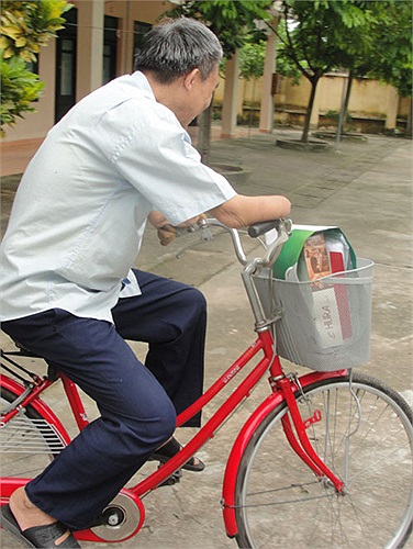 Hồi mới đi, khó khăn lắm mới tự đi được xe vì tay mất, mắt mất một rồi. Ở Trung tâm, bác Khuây tự đi chợ, nấu nướng cho chính mình. Bác bảo cái gì rồi cũng quen hết. Giờ thấy khỏe mạnh, lạc quan lắm. 