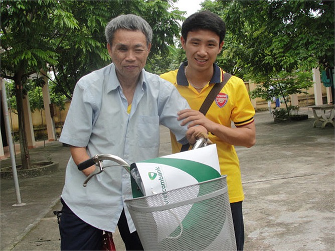 Khi running man Vũ Xuân Tiến đến thăm, bác Khuây rất vui.