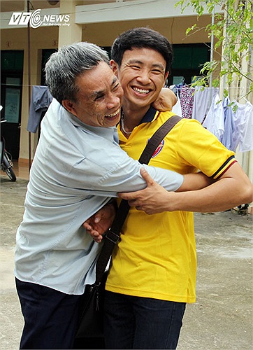 Tình cảm giữa Tiến và người thương binh già chính là cái ôm thắm thiết như thế này.