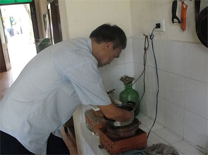 Nghe theo tiếng gọi của Tổ quốc, bác lên đường nhập ngũ năm 17 tuổi. Chàng thanh niên ấy hồ hởi lên đường khi chưa có một mối tình vắt vai. 