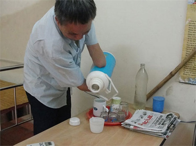 Trong một lần tấn công vào trại giặc, bác vướng vào mìn. Những trái mình nổ khiến bác Khuây mất một mắt. 2 bàn tay nát bét. 