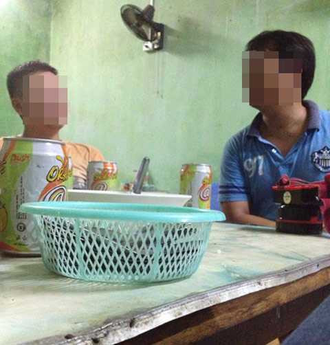 Kang (bên phải) và người phiên dịch trong cuộc trò chuyện lúc nửa đêm với phóng viên.