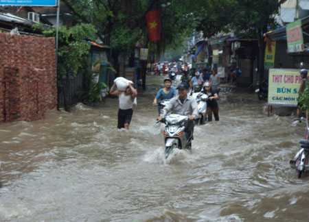 Nhiều điểm dân cư tại lưu vực trục chính sông Nhuệ thuộc địa bàn các huyện: Thanh Trì, Thanh Oai đã bị ngập sâu trong chiều 8-8. Ảnh Minh Huệ 