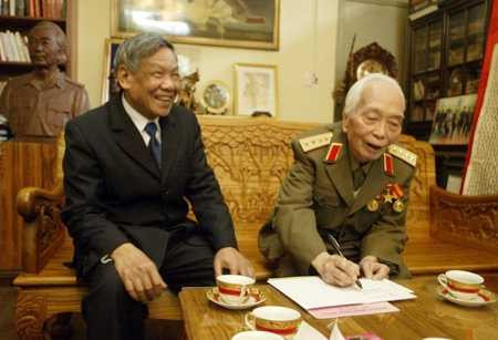  Anh Văn là người cộng sản chân chính, trong sáng - ông Lê Khả Phiêu nói. Ảnh: Phạm Hải