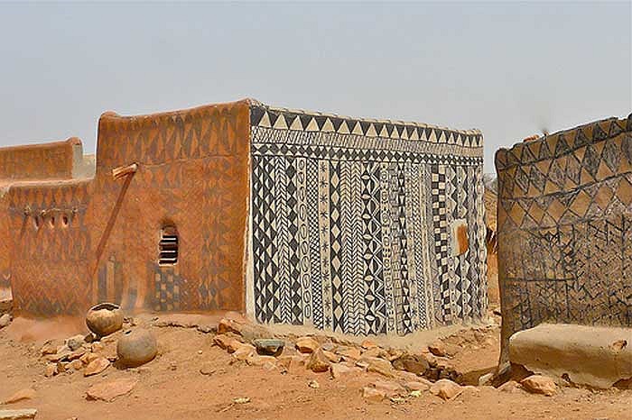 Những người phụ nữ thường đảm nhiệm phần trang trí cho ngôi nhà mới.