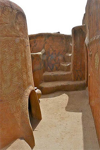 Vật liệu để dựng nhà hoàn toàn là những thứ có sẵn tại địa phương mà họ dễ dàng khai thác được: đất sét, gỗ rơm và… phân bò.