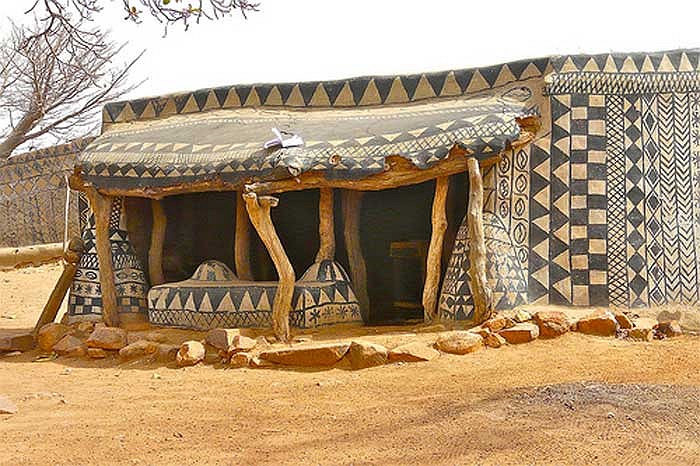 Sau khi vẽ xong, người ta thường dùng những loại đá có màu sắc tương ứng để đánh bóng các hình vẽ, sau đó phủ lên một lớp dầu bóng lấy từ vỏ cây Nere để tạo độ bền.