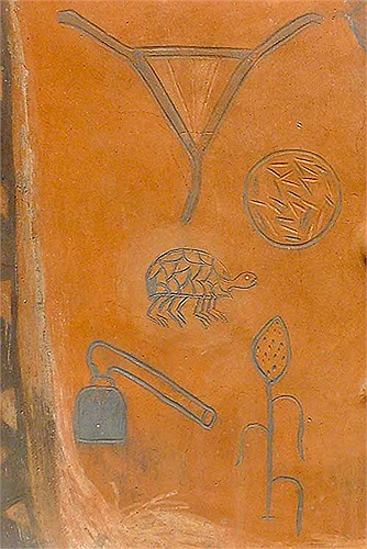 Việc họ trang trí ngôi nhà bằng đất thô sơ của mình một cách rất công phu và kỹ lưỡng cũng nói lên điều đó.