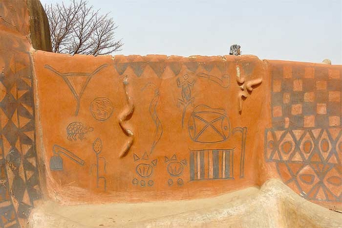 Từ những hình họa đơn giản, ngây thơ, dường như là “tác phẩm” của một đứa trẻ trong gia đình.