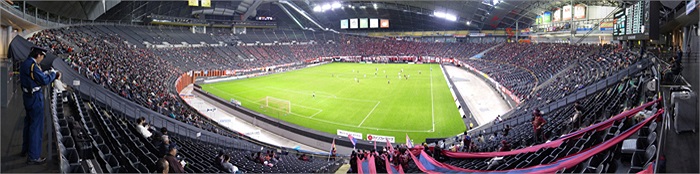 Dome còn thú vị ở chỗ nó có khả năng chuyển đổi hai mặt sân. Khi chơi bóng chày sẽ là mặt cỏ nhân tạo, còn khi đá bóng là mặt cỏ thật.