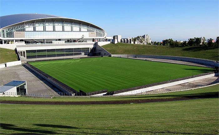 Tuy nhiên, Sapporo Dome có một hệ mái cố định. (Tiểu Hàn)