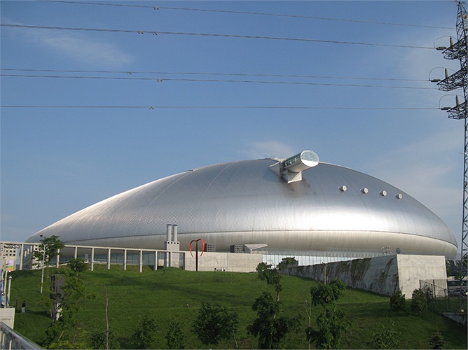 Sapporo Dome mở cửa vào năm 2001 với 41.580 chỗ ngồi.