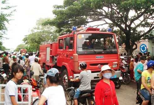 Nhà trung tá công an phát nổ, cháy rụi