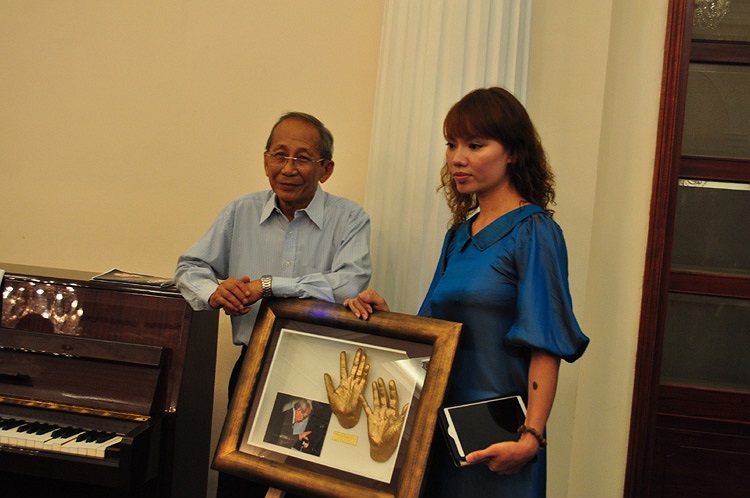 Nhiều nghệ sỹ, người nổi tiếng tại Việt Nam có bàn tay được triển lãm đã đến tham dự. Nhạc sỹ Nguyễn Ánh 9 (bên trái) thích thú và tự hào khi ông được tôn vinh trong dự án này