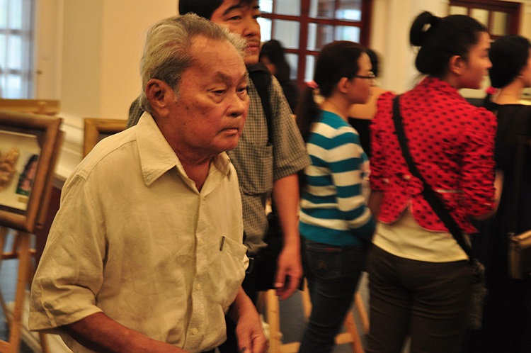 Nhà văn Nguyễn Quang Sáng cũng đến triển lãm xem bàn tay của chính mình