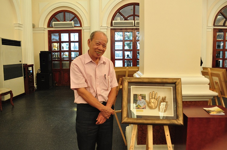 Nhà thơ Phạm Thiên Thư bên đôi bàn tay mô hình được chế tác với kích thước thật, từ chất liệu là loại bột đá có thể thể hiện chân thật và chính xác từng đường vân tay