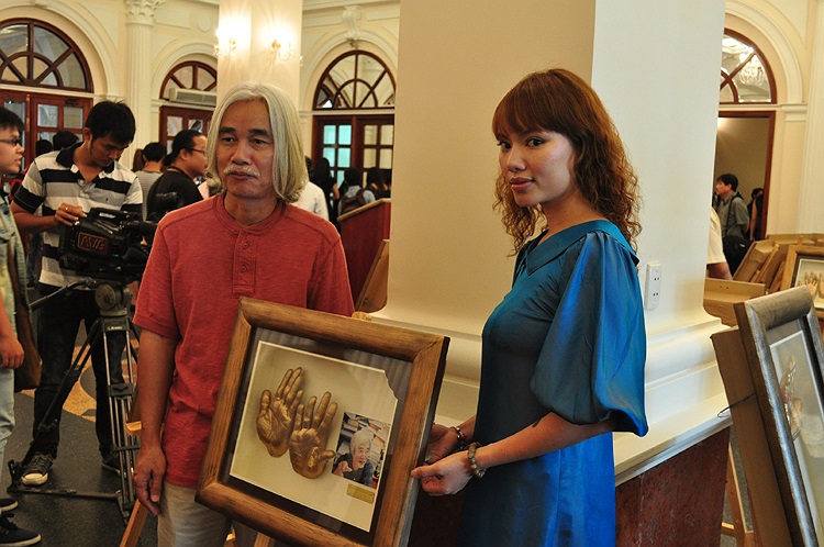 Bà Cẩm Anh (phải) đại diện đơn vị chế tác cho biết, loại bột đá này được pha trộn từ 12 loại bột nhập từ Pháp và Ý