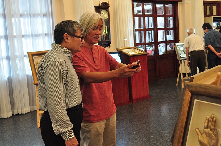 Nhà thơ Nguyễn Duy và nhà phê bình Phạm Xuân Nguyên cùng chụp hình tác phẩm làm lưu niệm