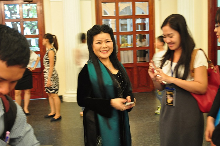 Đặc biệt, họa sĩ quốc tế Văn Dương Thành đã bay về từ Thụy Điển để tham dự khai mạc triển lãm