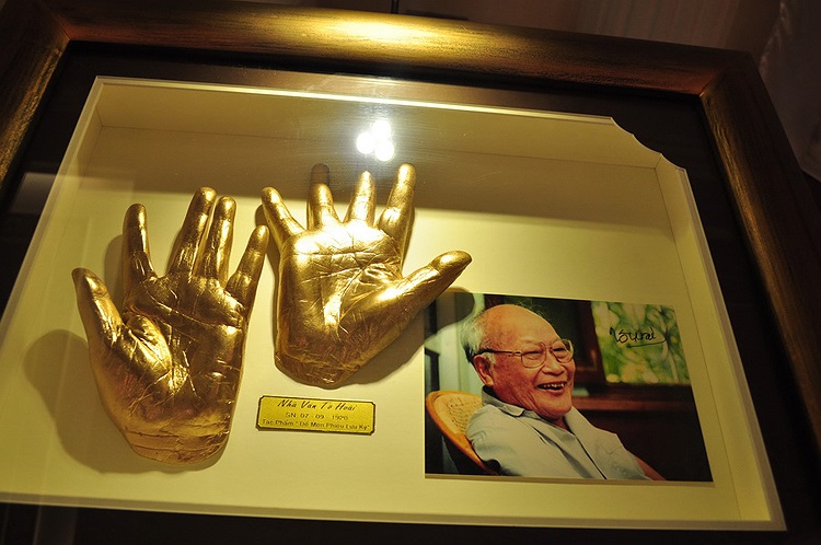 Trong ảnh là bàn tay mô hình của nhà văn Tô Hoài