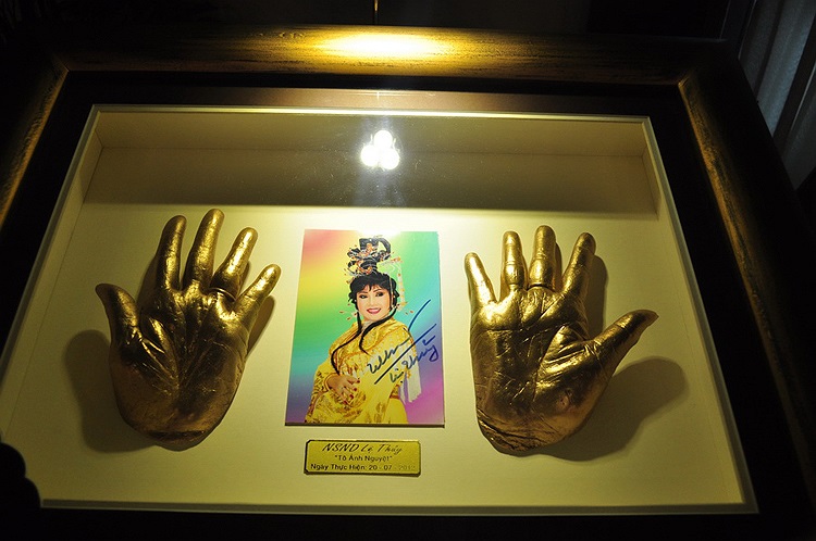 Sản phẩm bàn tay của các NSND: Kim Cương, Bạch Tuyết, Lệ Thủy (ảnh) cũng được trưng bày và sẽ bán vào tối 24/6 để làm từ thiện.