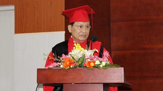 Ông Bùi Thanh Nhu tại lễ nhận bằng thạc sĩ.