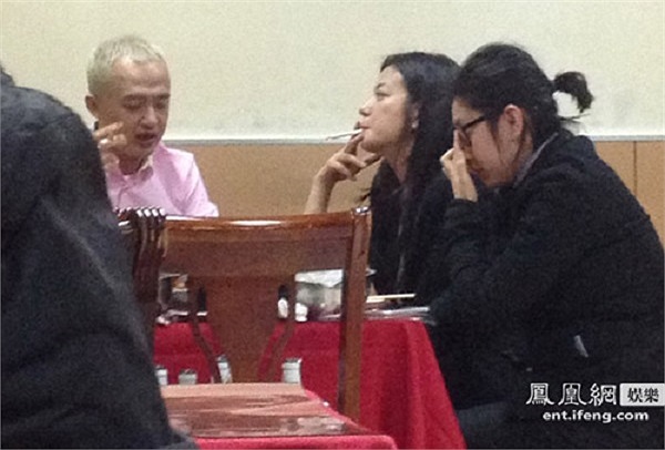 Hình ảnh phì phèo điếu thuốc trong một bữa ăn cùng bạn bè khiến Triệu Vy 'mất điểm' trầm trọng.