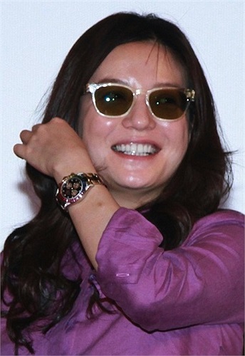 Dù vẫn giữ được nụ cười tươi nhưng khuôn mặt bóng nhẫy của Triệu Vy khiến nhiều người không mê nổi.