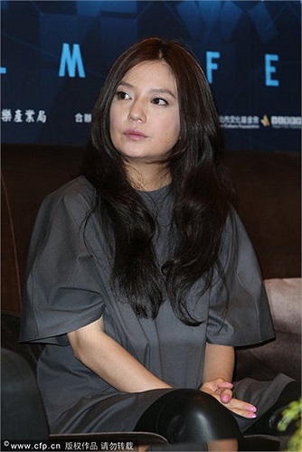 Với thân hình mập mạp và những bộ váy suông, Triệu Vy bị nghi ngờ đang mang thai lần 2.