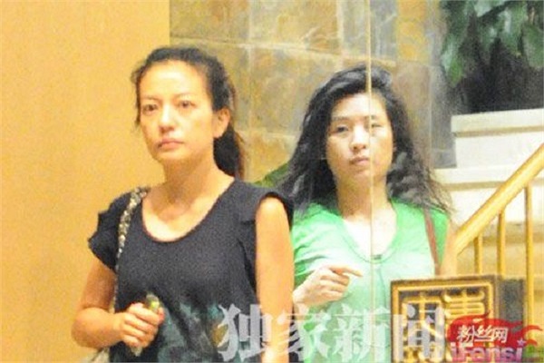 Triệu Vy thường xuyên để mặt mộc mỗi khi xuất hiện trên phố.